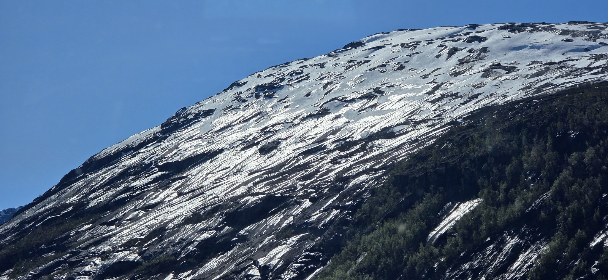 Flacher Fels und Schneeschmelze - es glänzt und funkelt