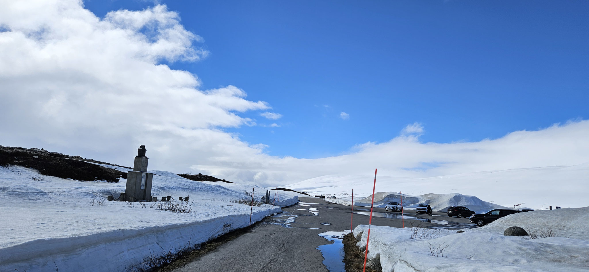 Noch viel Schnee entlang der Zufahrt