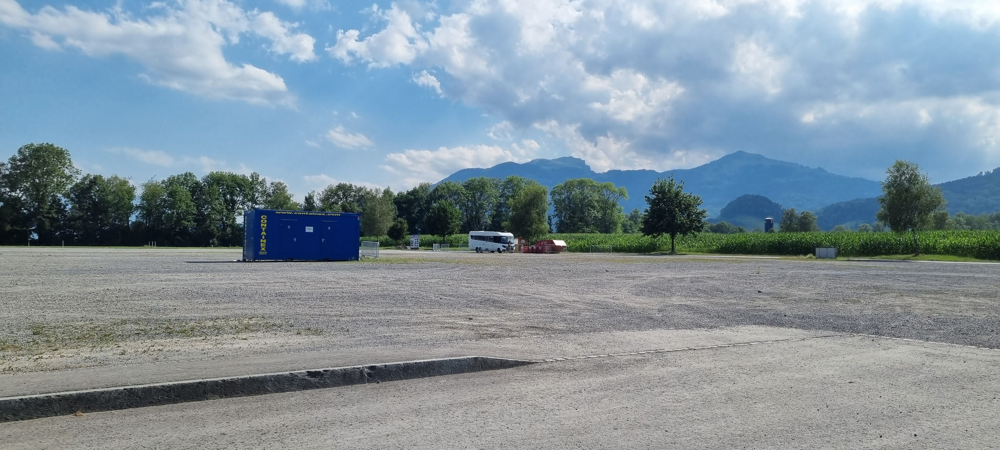 An der Sanistation rasch noch Wasser besorgen