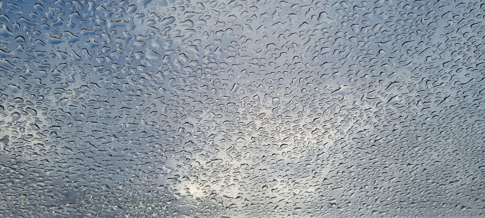 Der Regen auf dem Dachfenster trocknet ab