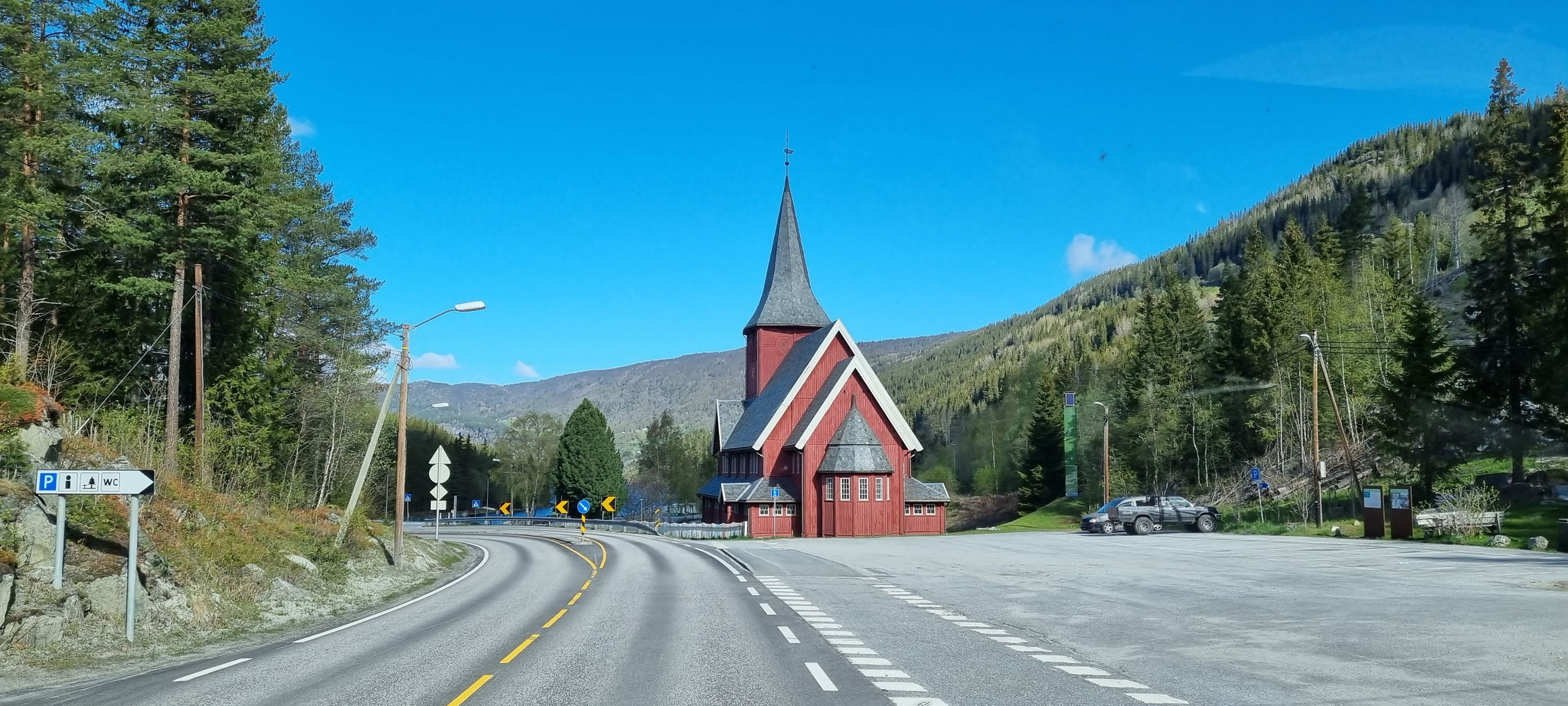 Hübsche Kirche kurz nach der Abfahrt