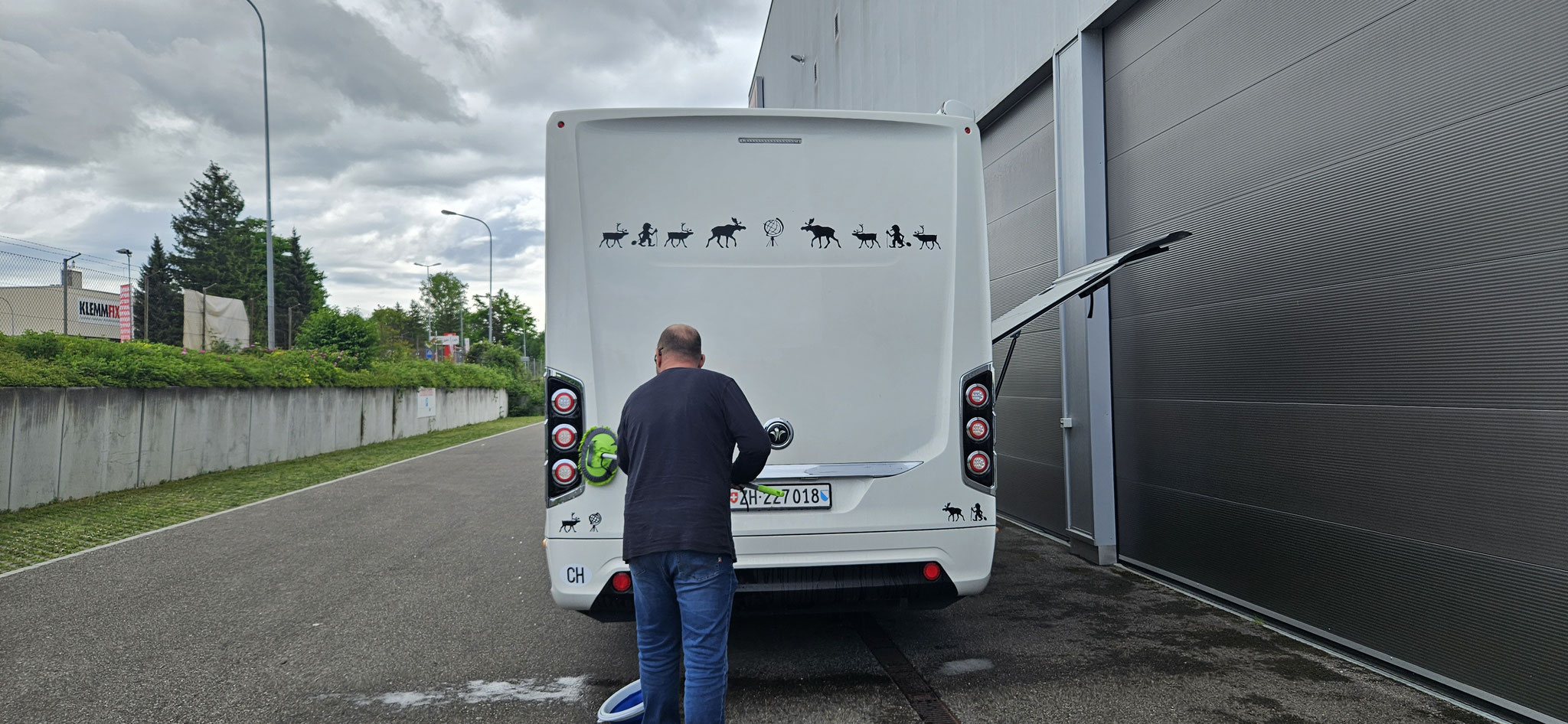 Daniel packt trotzdem den Schrubber aus...