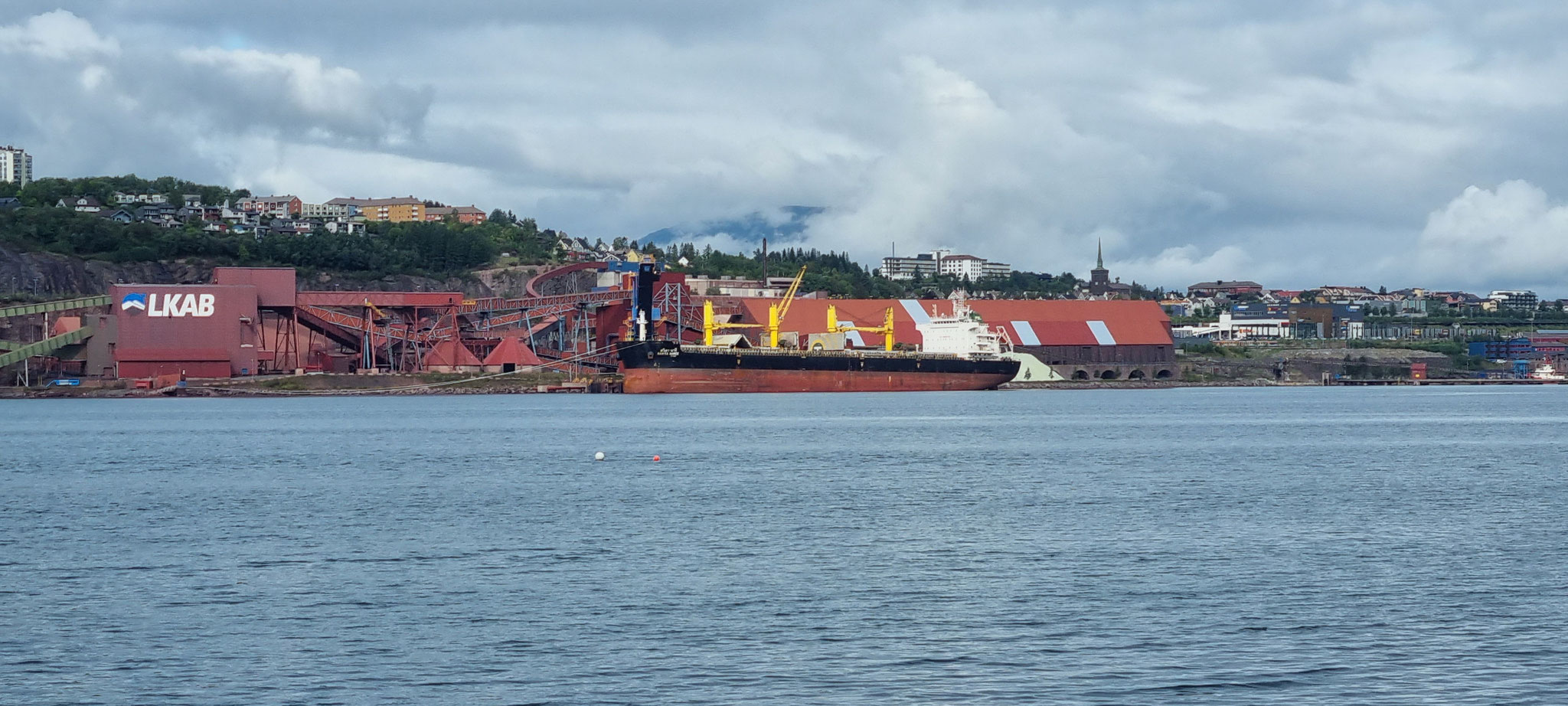Wieder vorbei an den grossen Schiffen...