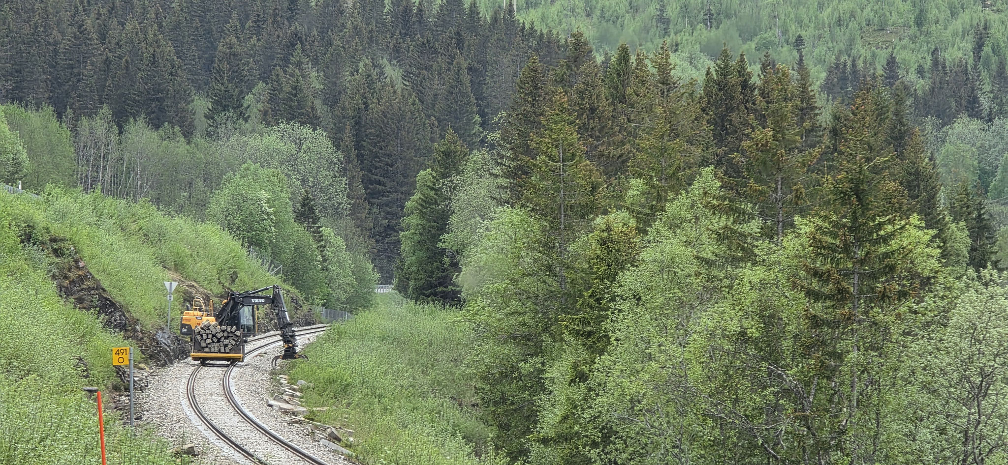 Eisenbahnschwellen werden eingesammelt - da kommt kein Zug durch
