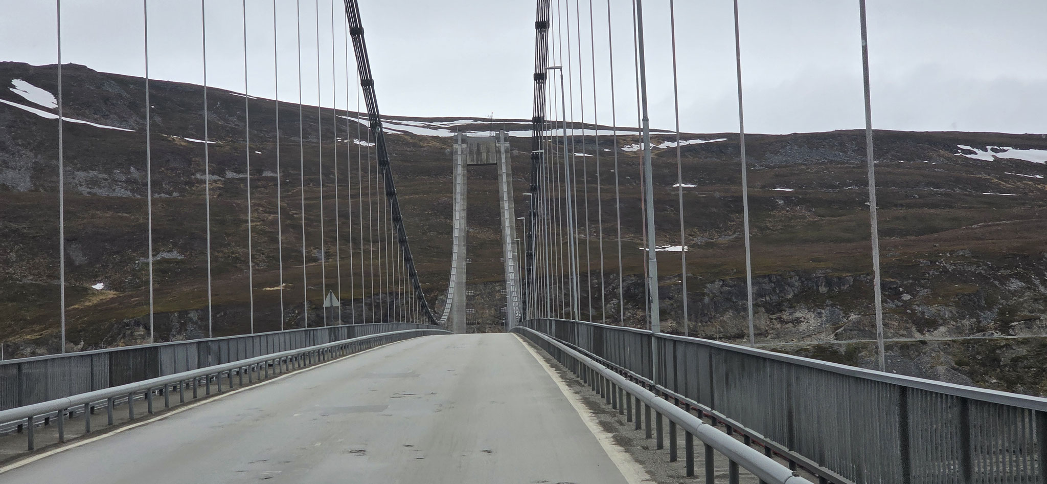 ...geht es über die Brücke