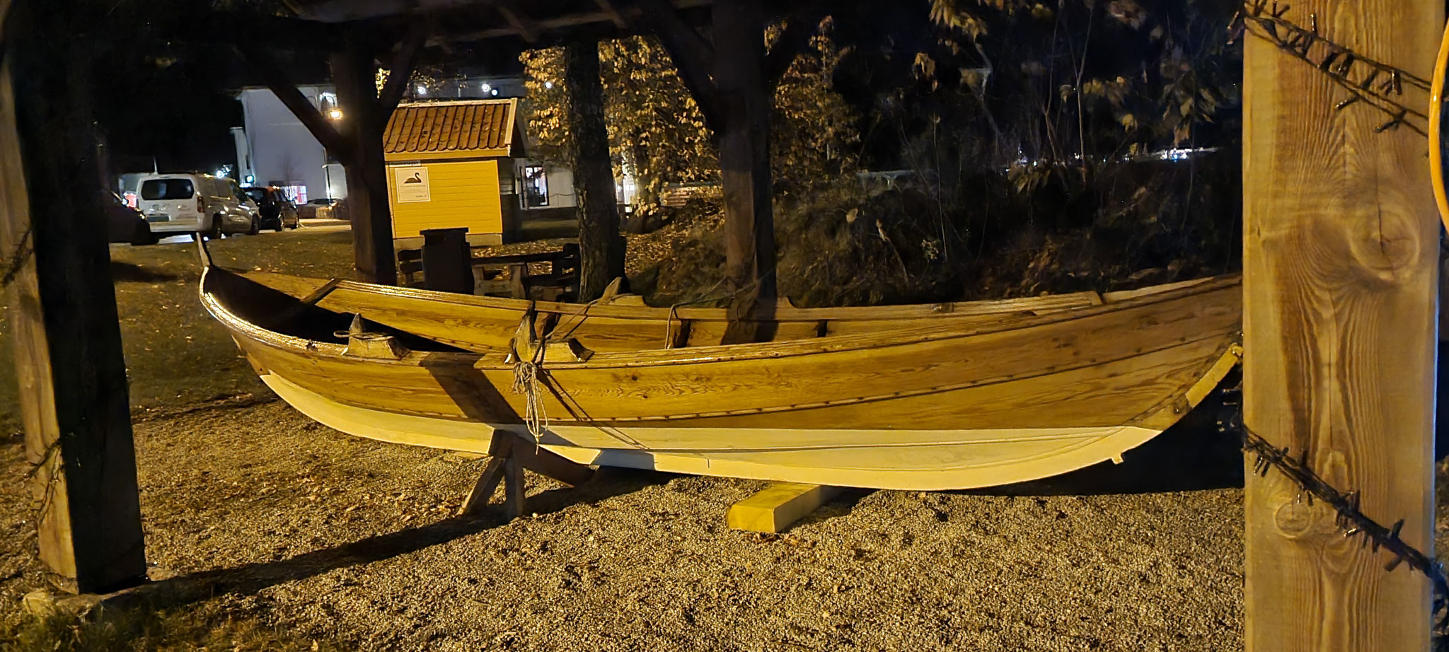 Altes Boot, ausgestellt am Hafen