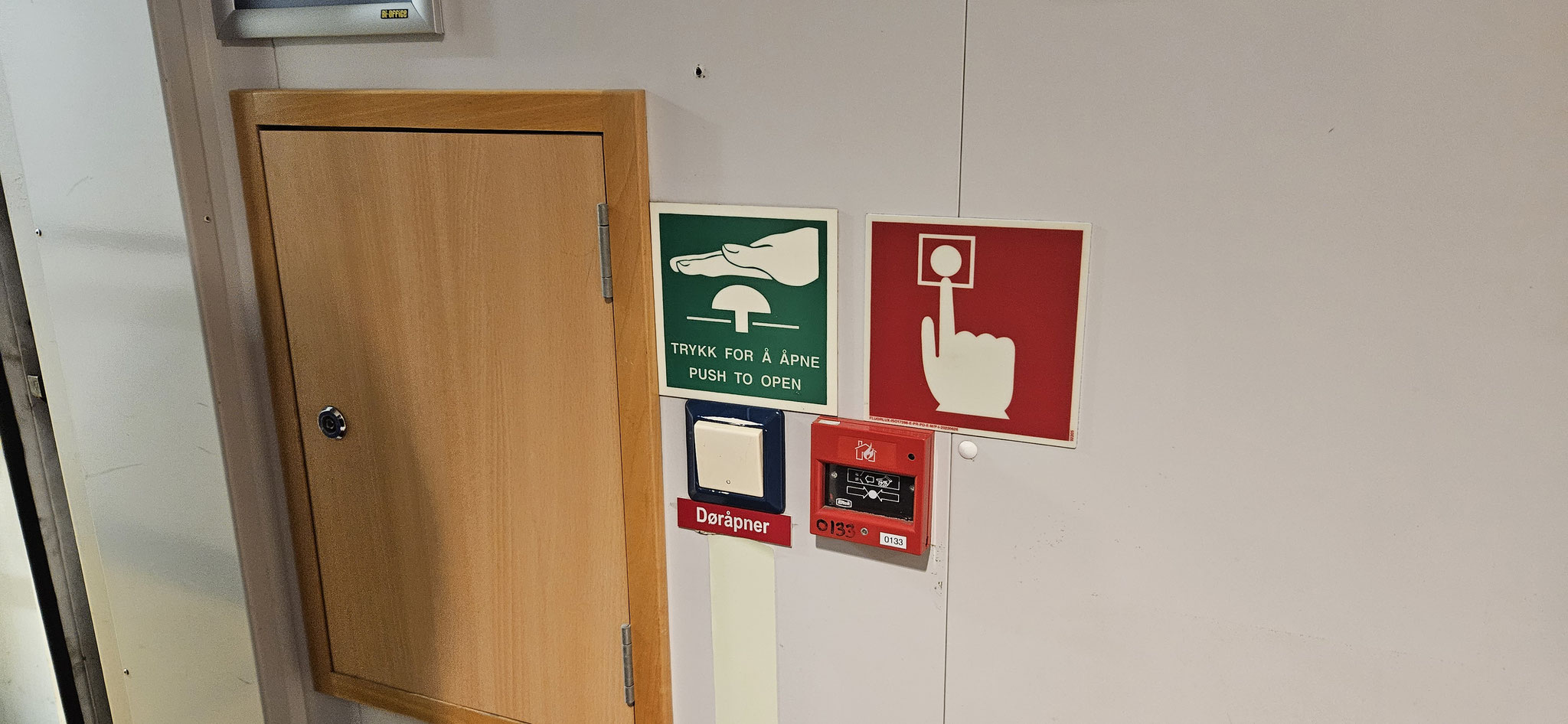 Achtung! Wenn man raus will den "Døråpner" drücken...