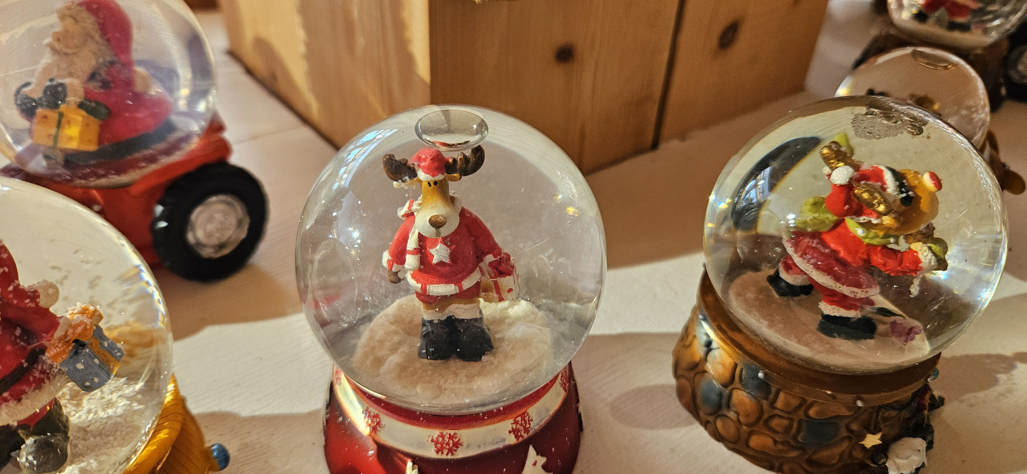 Es gibt Elche in Schneekugeln und...