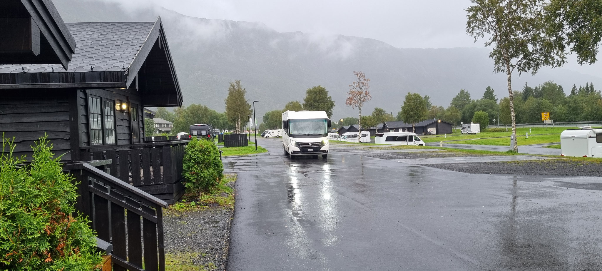 Bobi bei der Abfahrt im ströhmenden Regen