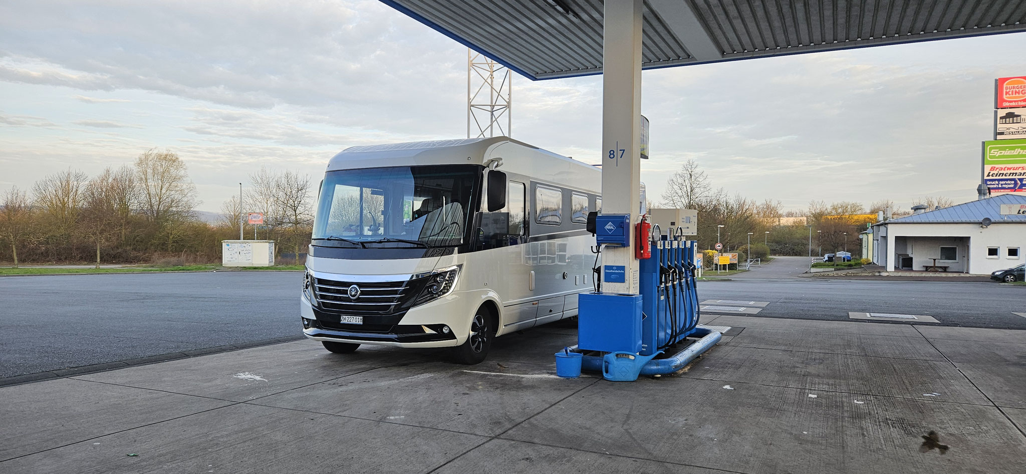 Erst einmal Diesel füllen für die Weiterfahrt