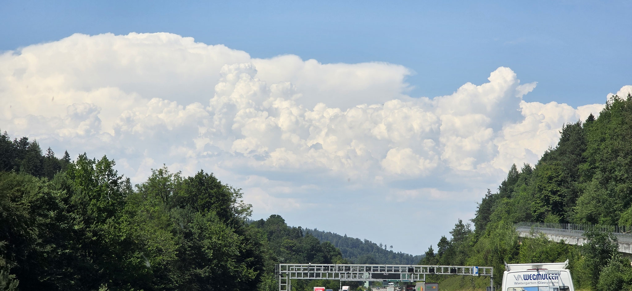 Vor Winterthur ziehen Wolken auf...