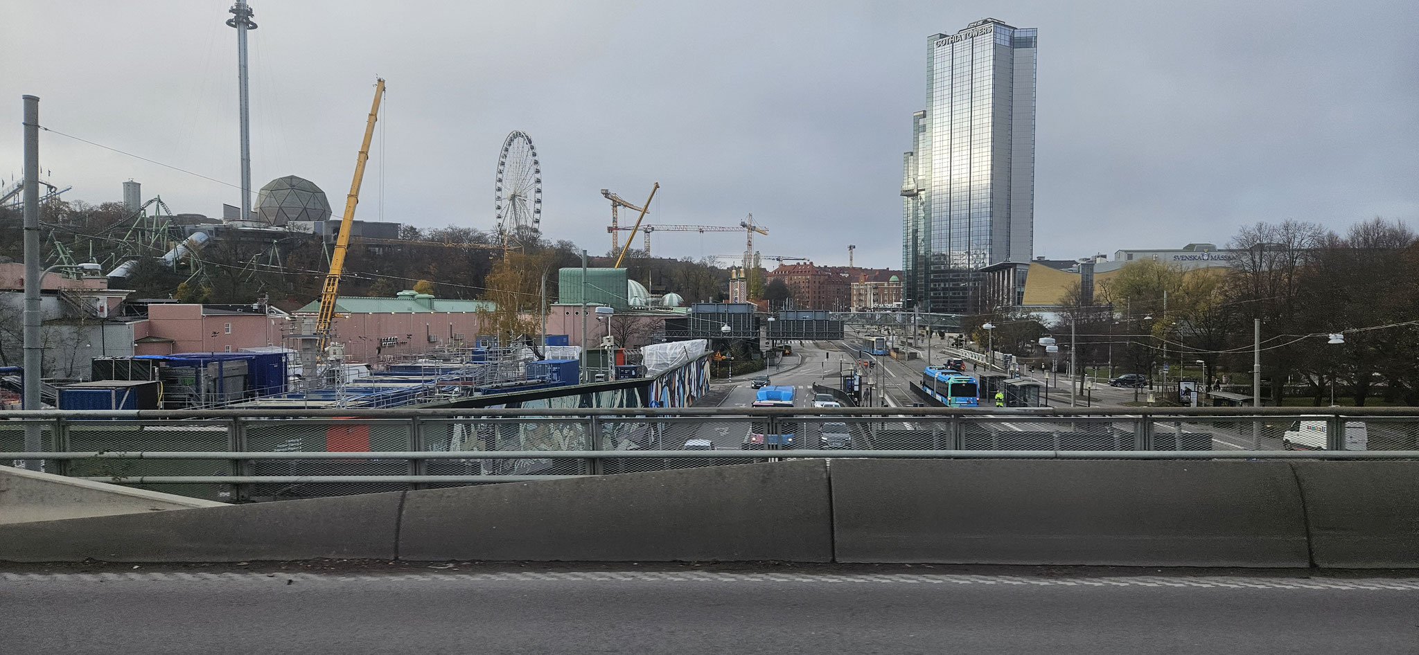 Er kurvt uns in Windeseile durch die Stadt...