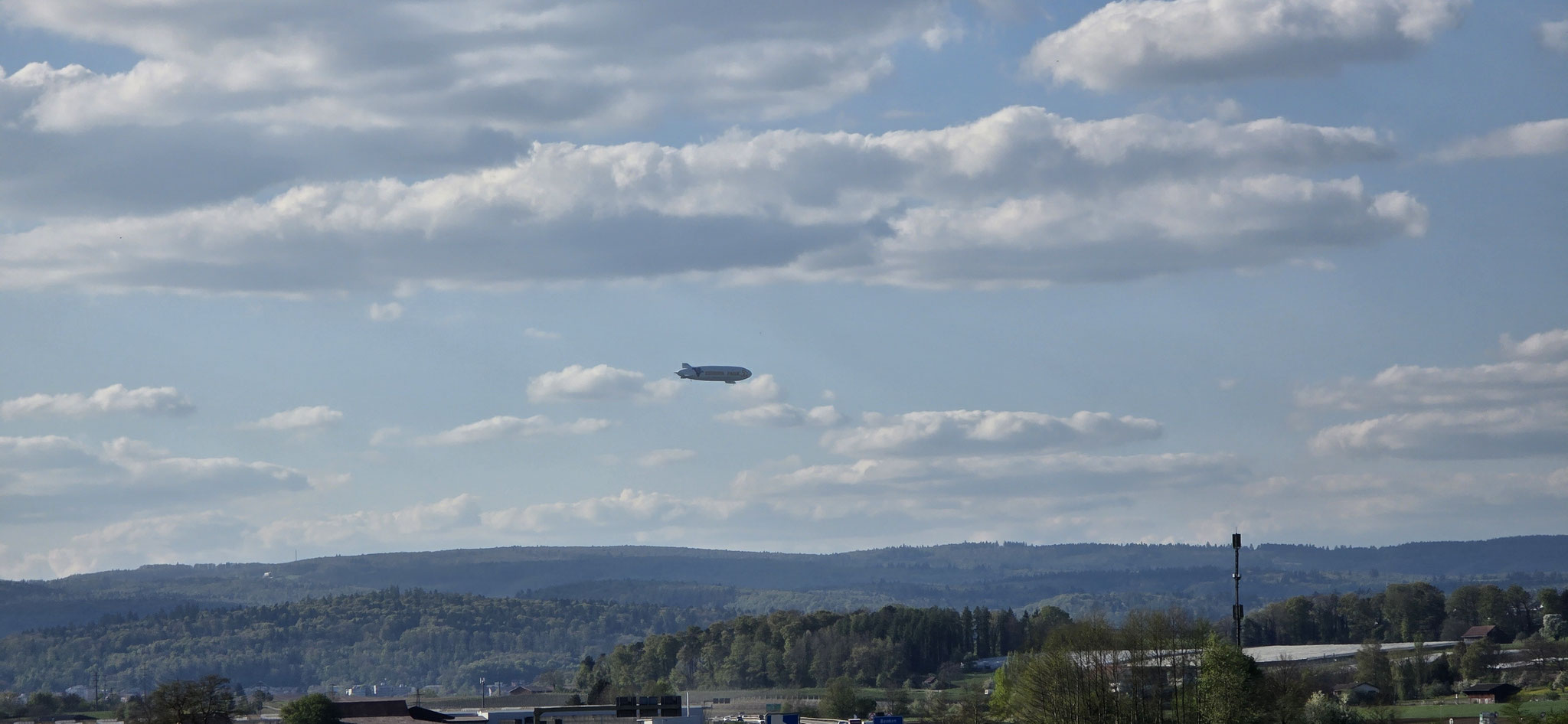 Ein Zeppelin über dem Rheinfall