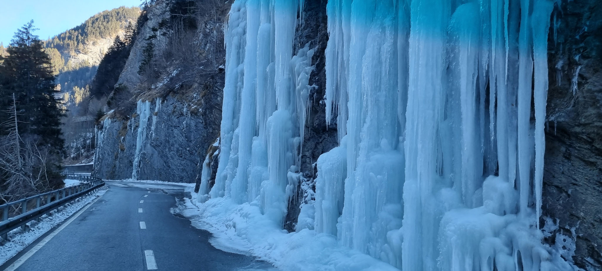 Riesige Eiszäpfen, die bis auf die Strasse reichen