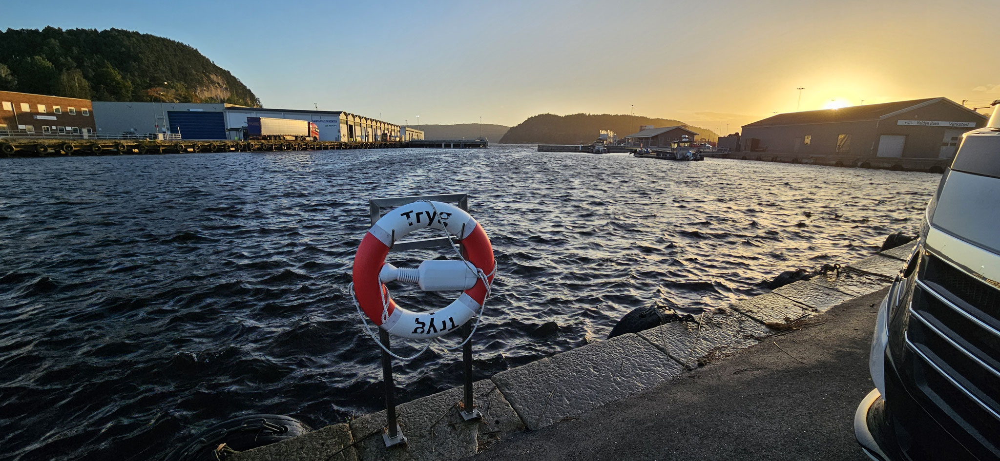 ...und drückt das Meerwasser in den Hafen