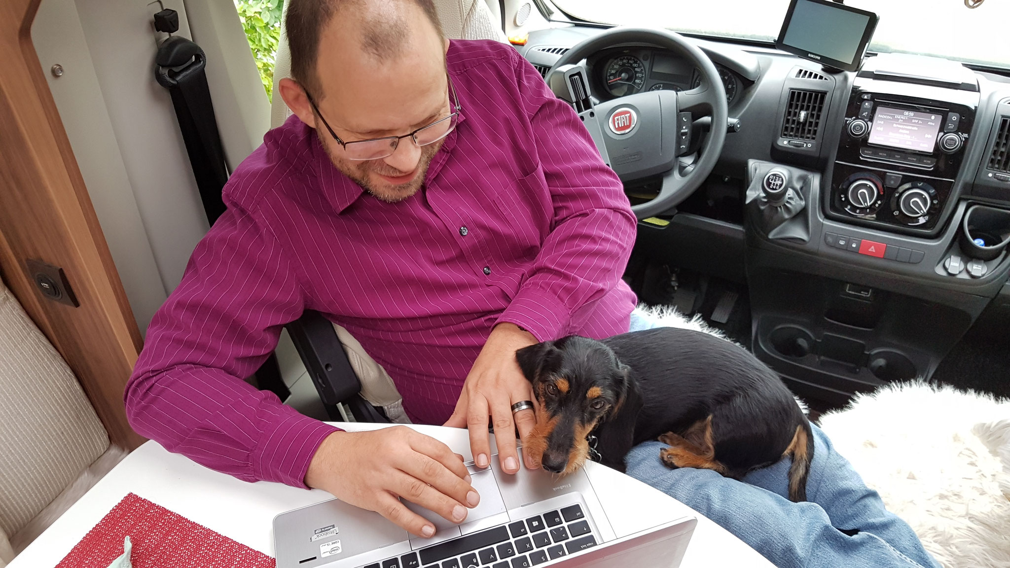 Olly bei der Computerarbeit