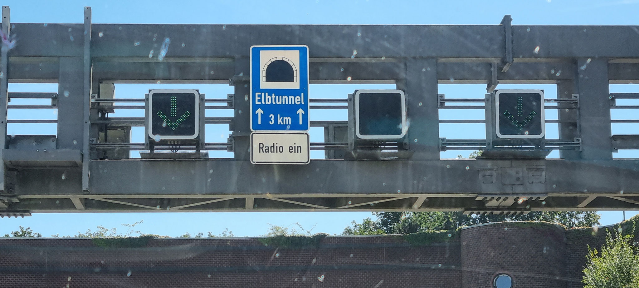 ...schon geht es durch den Elbtunnel