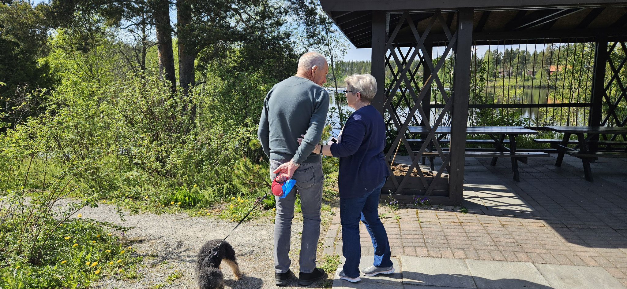 Die Beiden scheinen die Aussicht auch zu geniessen
