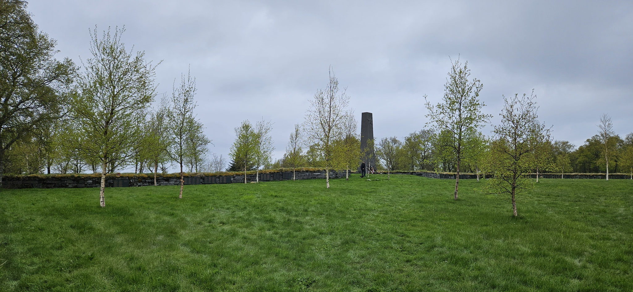 An einem Denkmal machen wir Halt und dann...