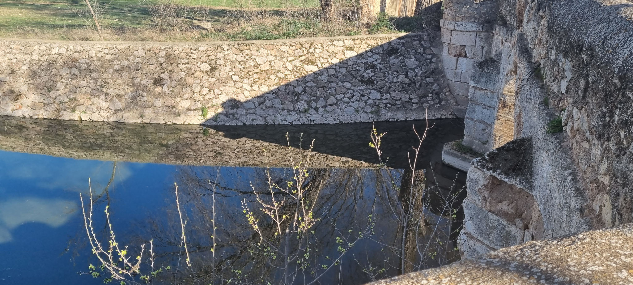 Die Brücke mit dem eher schmuddeligen Bach...