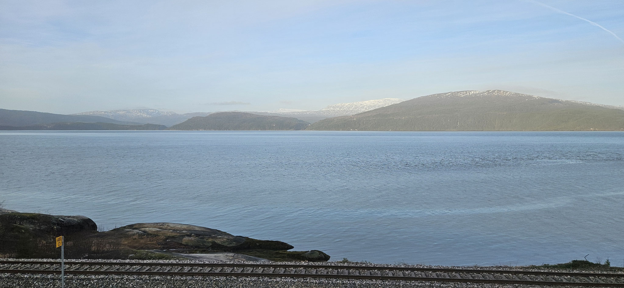 Eisenbahn am Fjord entlang