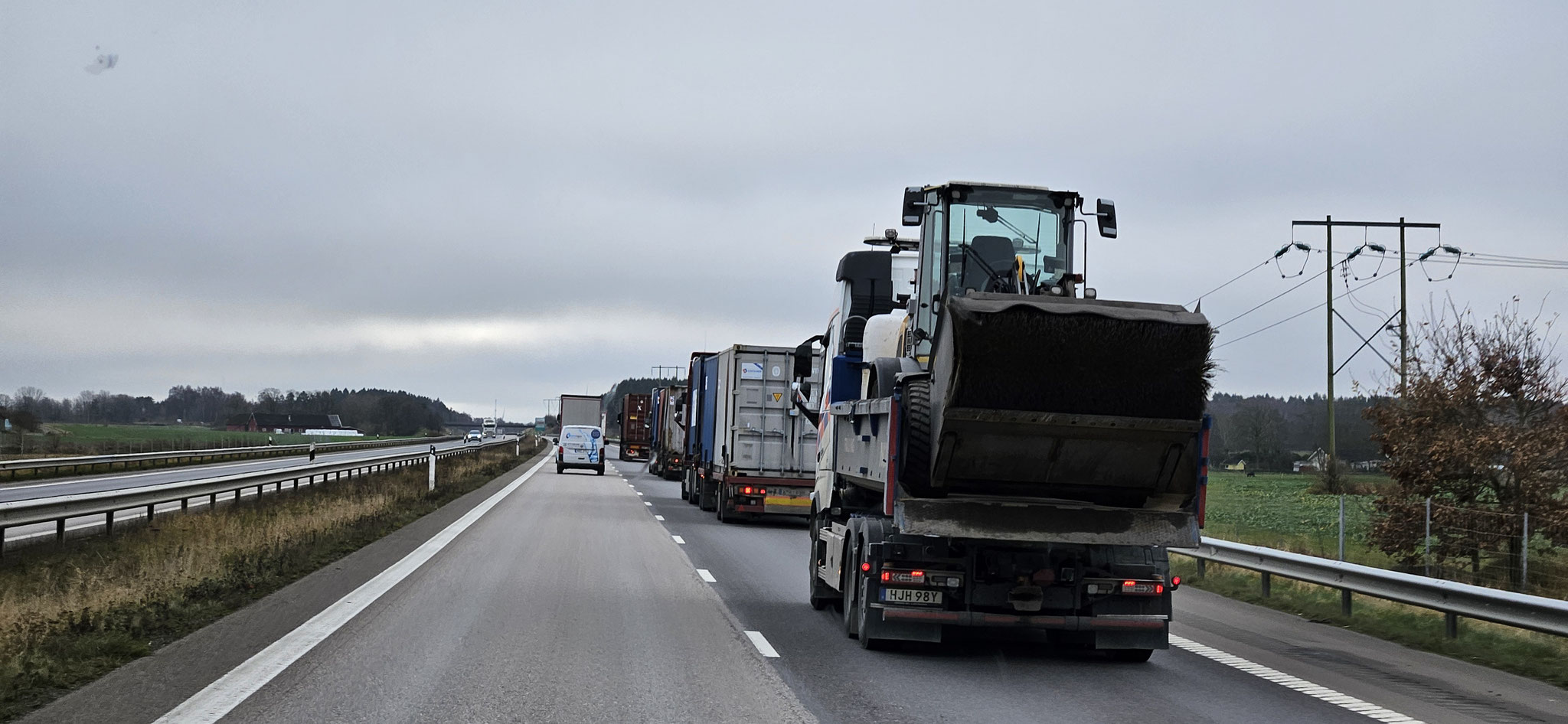 LKW-Konvoi mit Bred Last und Schwertransport