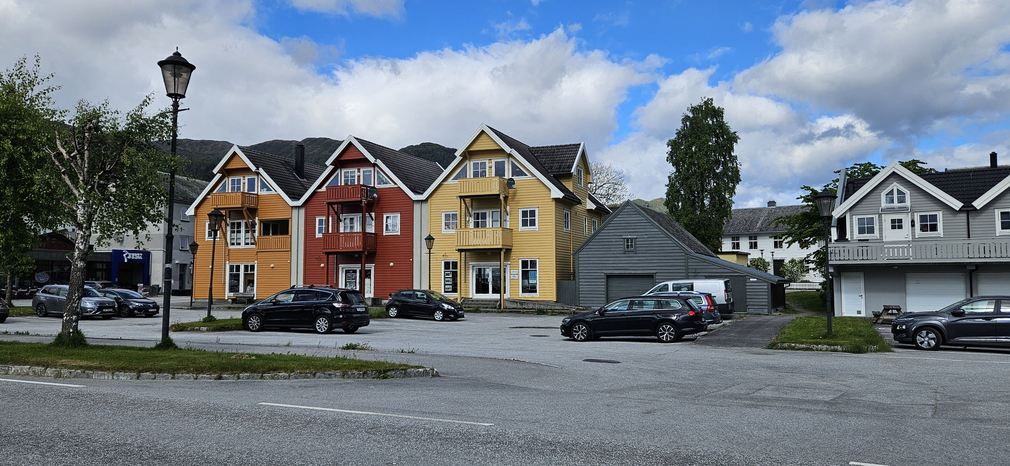 Die Häuser bringen richtig Farbe in das Örtchen