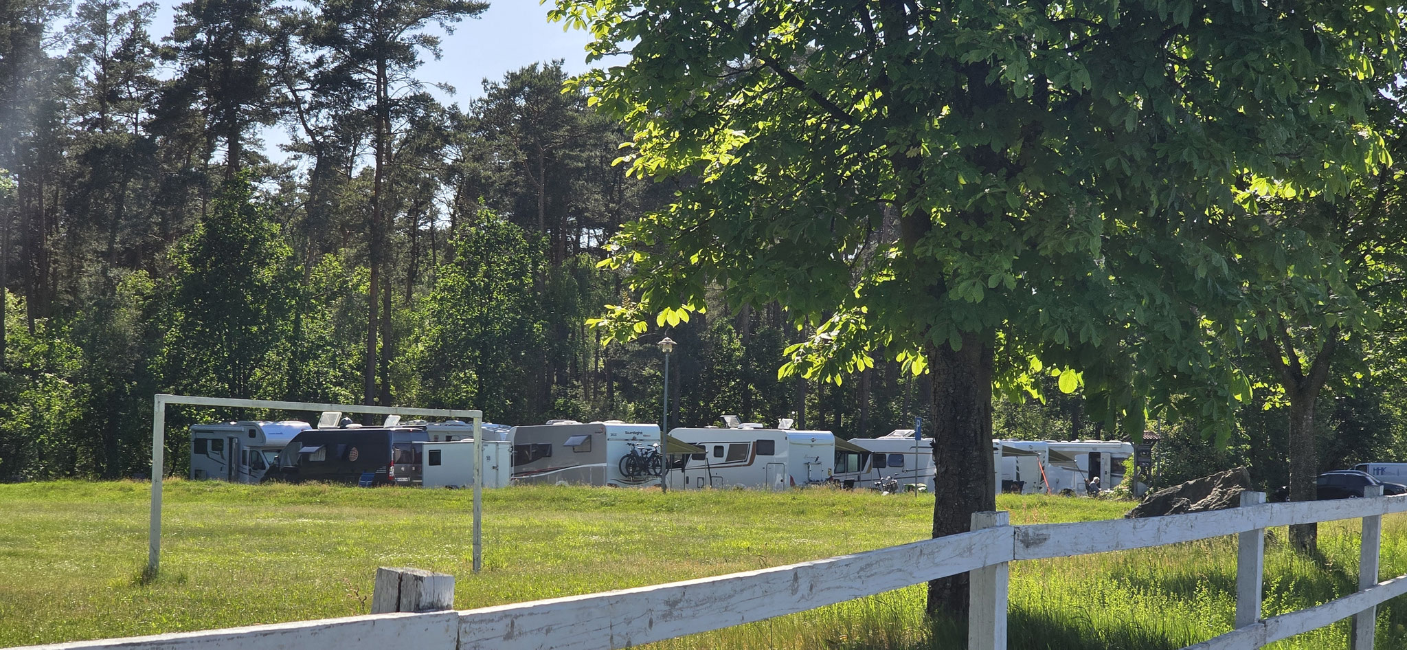 Kuschelcamping mit Markisen und Stühlen am 1-tages Quick-Stellplatz
