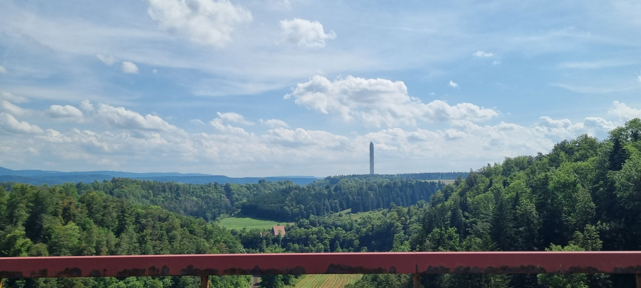 Der Thyssen-Krupp-Turm in der Ferne...