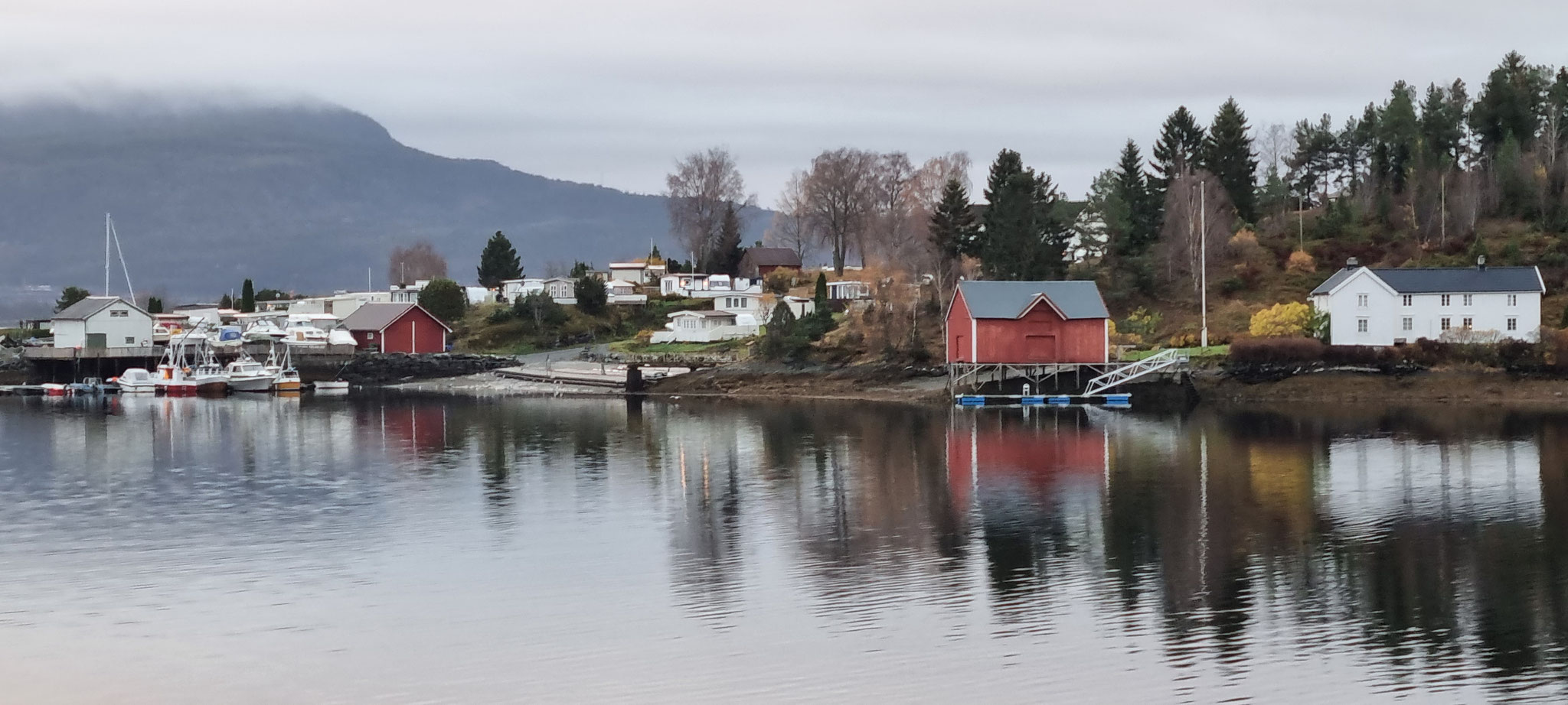 Selbst im Fjord spiegeln sich die Häuser