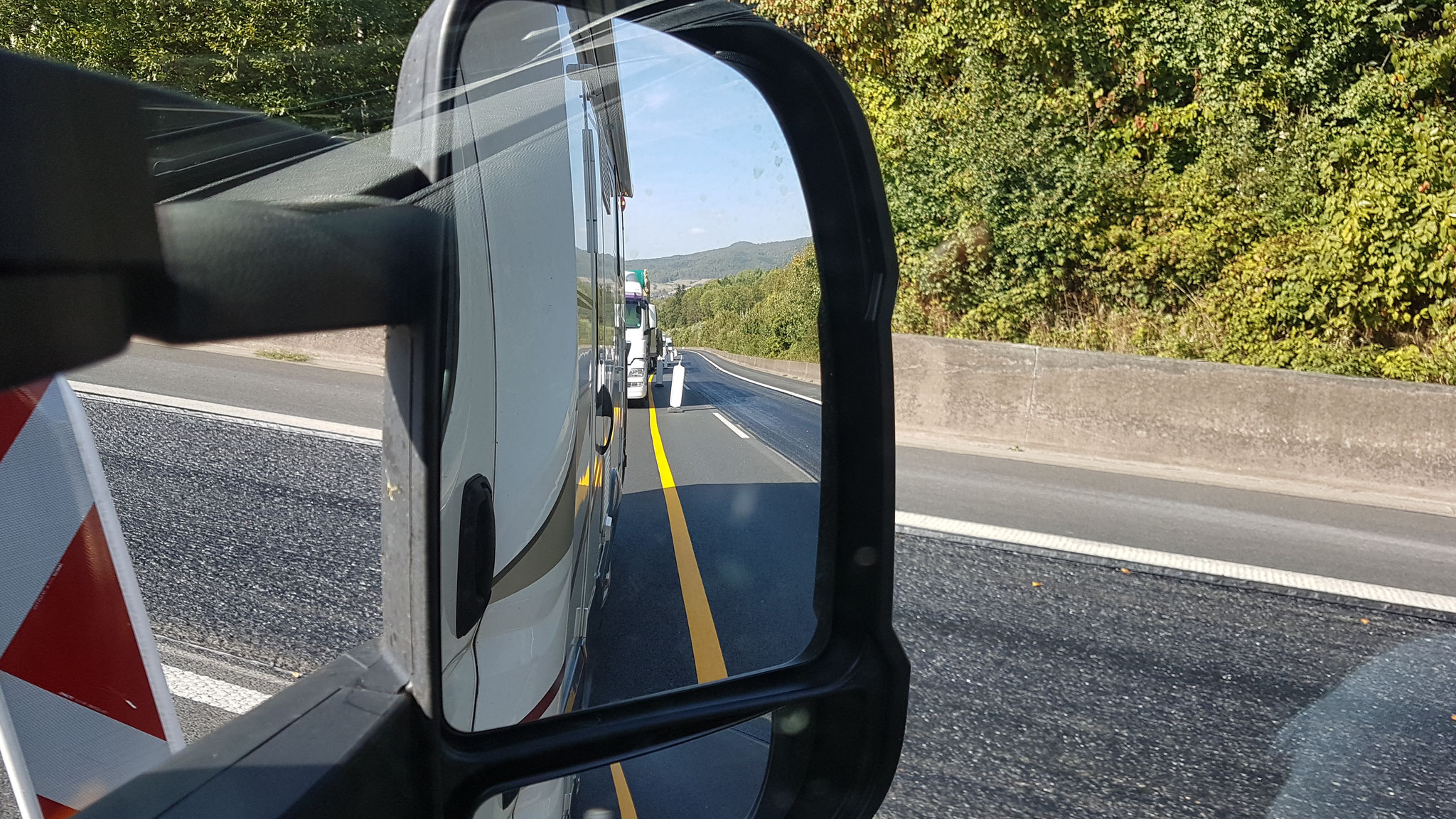 Zwischen den grossen LKW's durch die Baustellen