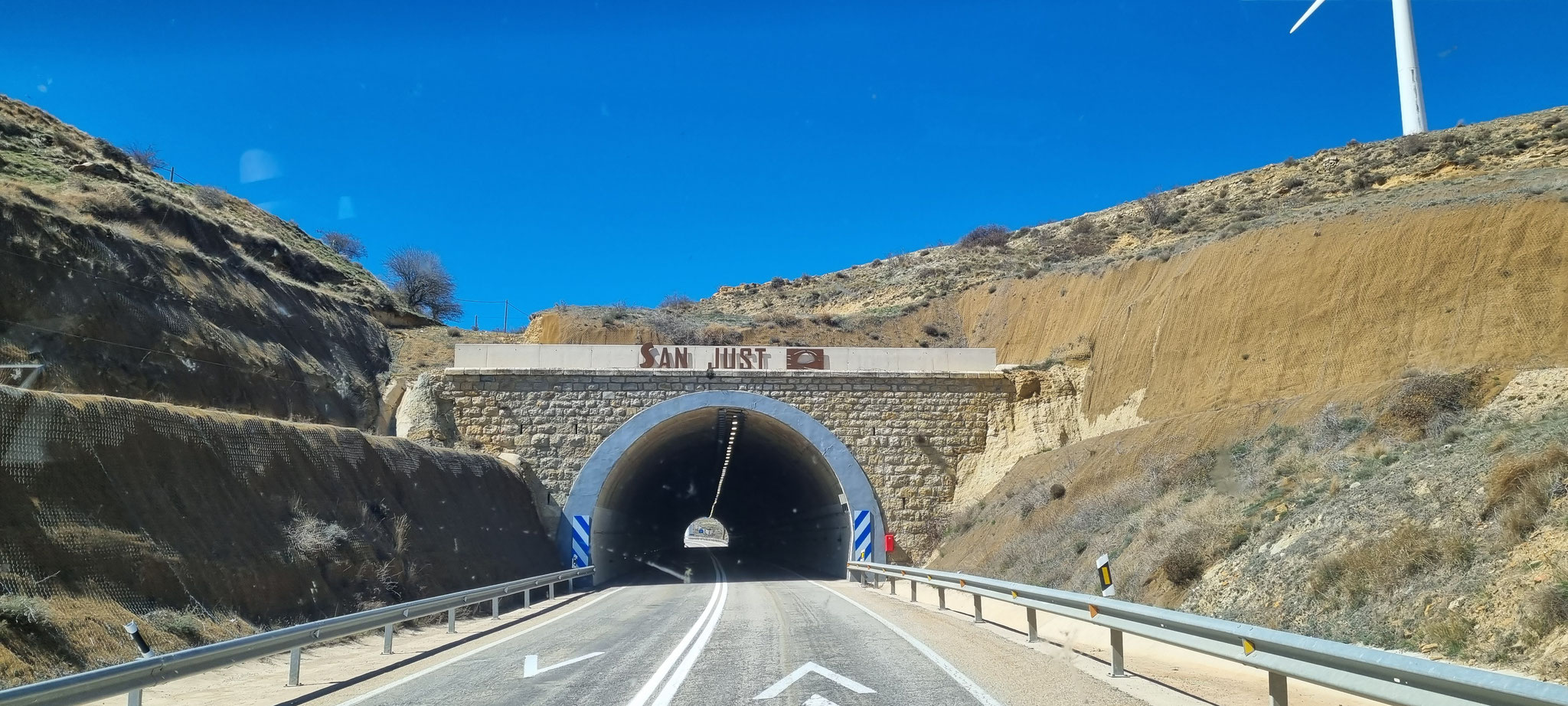 Viele Warnungen vor diesem gefährlichen (!!!) Tunnel :-)