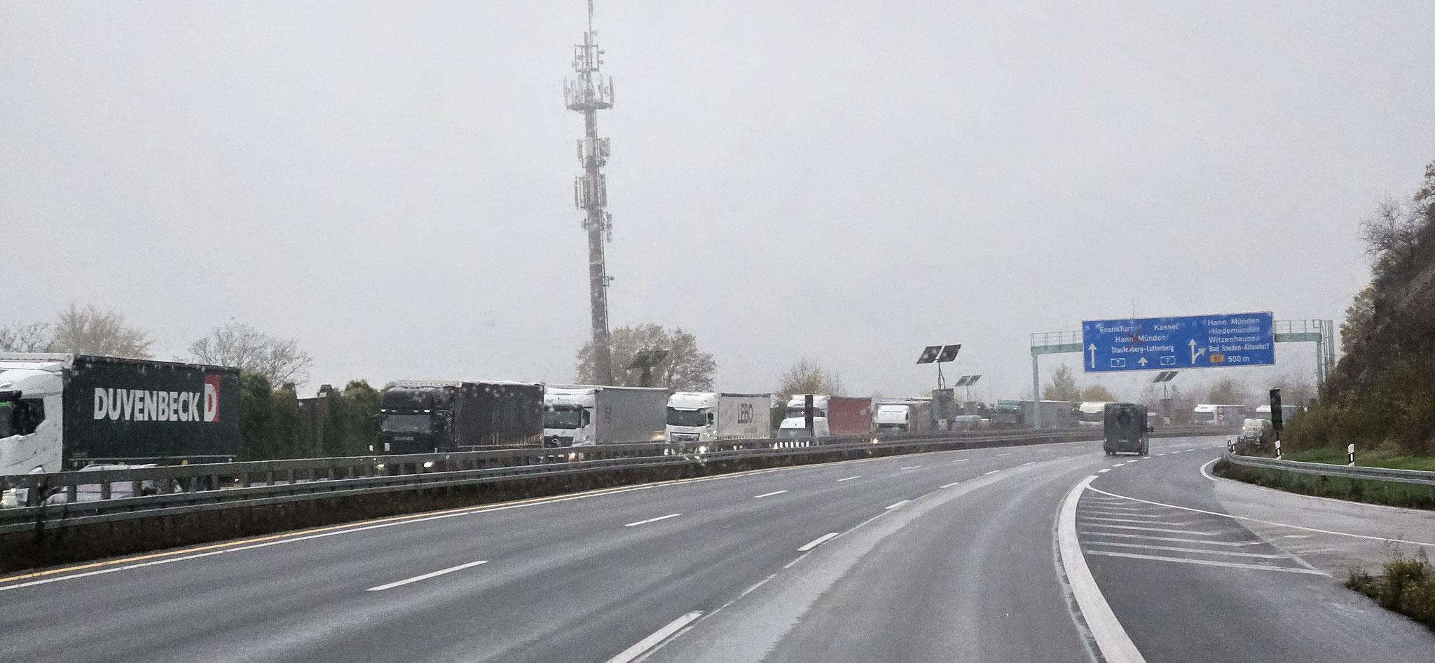 Schon kurz nach Abfahrt - Stau auf der Gegenseite...