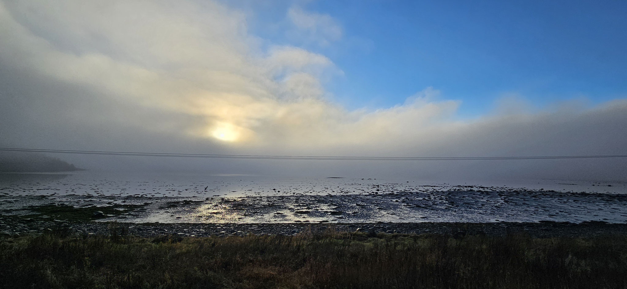 Fjord, Sonne, Nebel, blauer Himmel