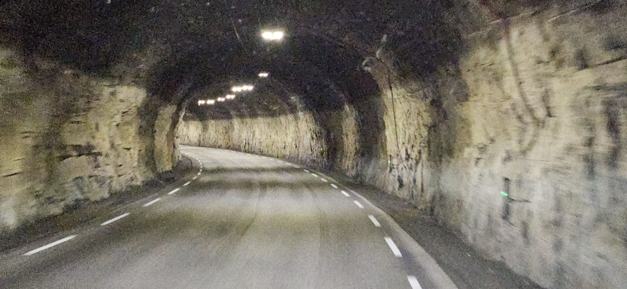 Typische Naturtunnelen - in denen man auch überholt wird