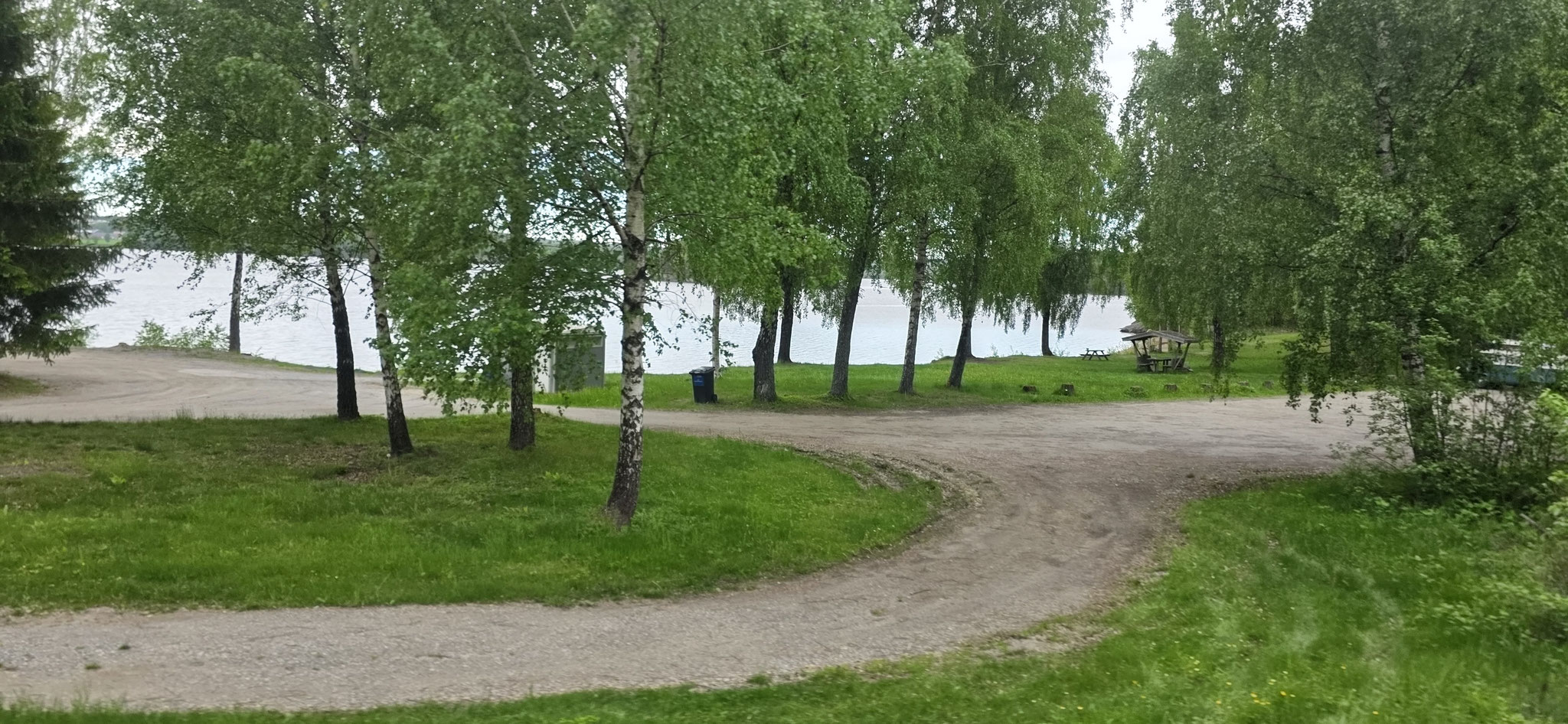 Camping verboten - ein Camper steht am schönsten Badeplatz