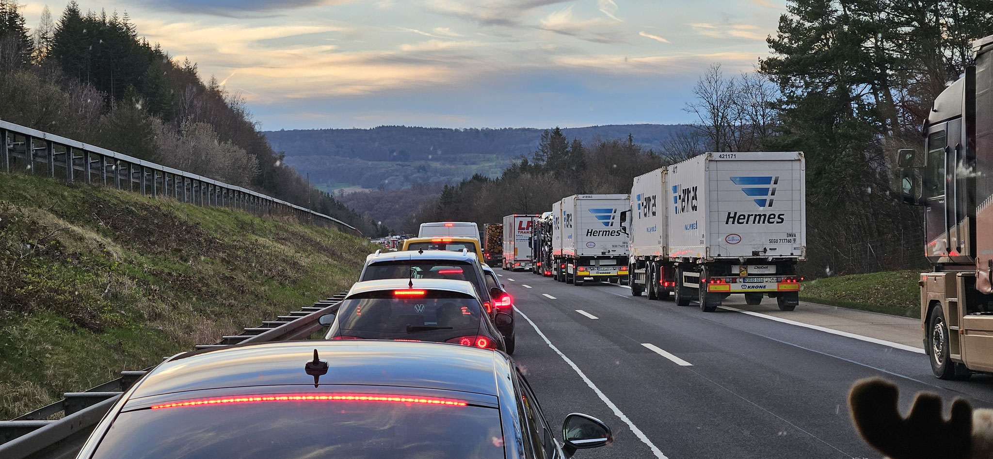 Wie aus dem Nichts stehen wir in der Kollone - neben uns die Rettungsgasse