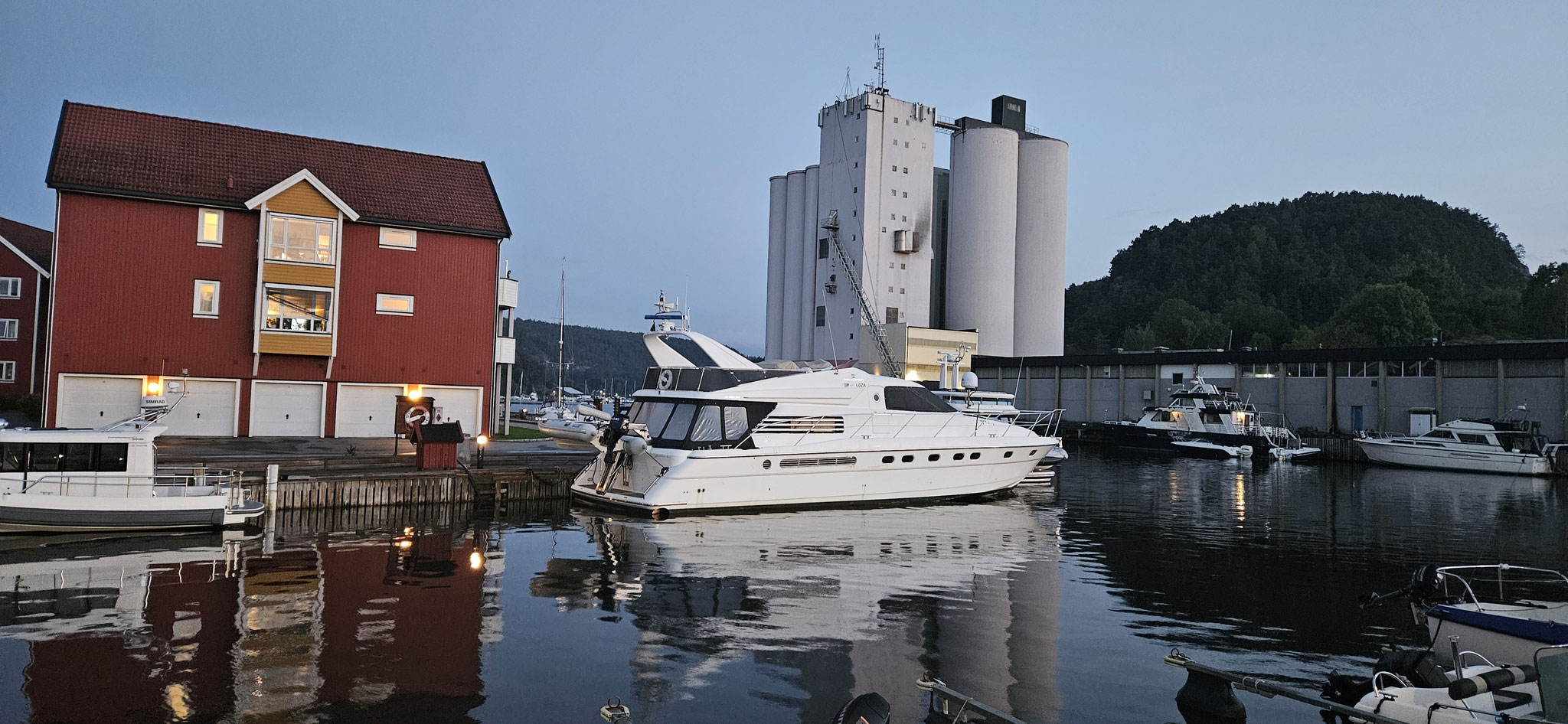 Der Hafen von Halden by Night