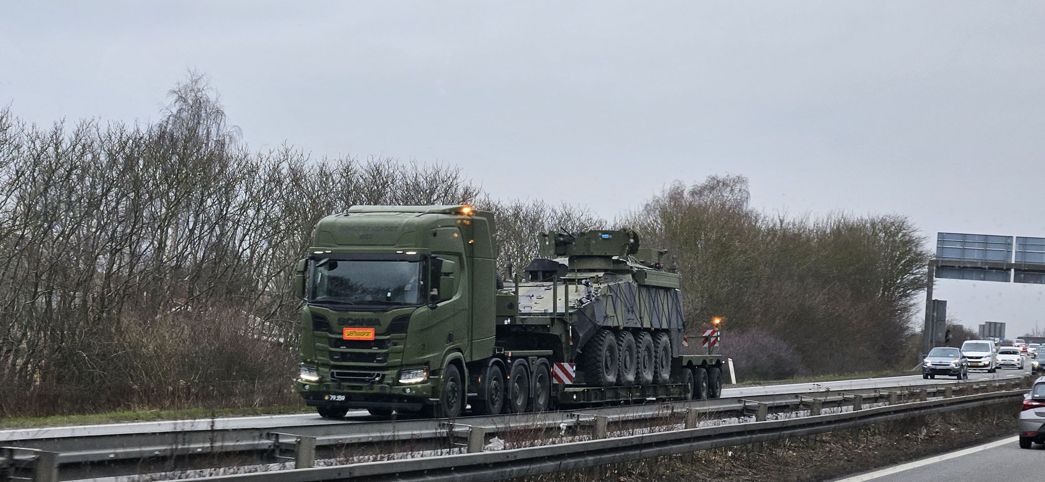 Viele Militärfahrzeuge kommen uns entgegen