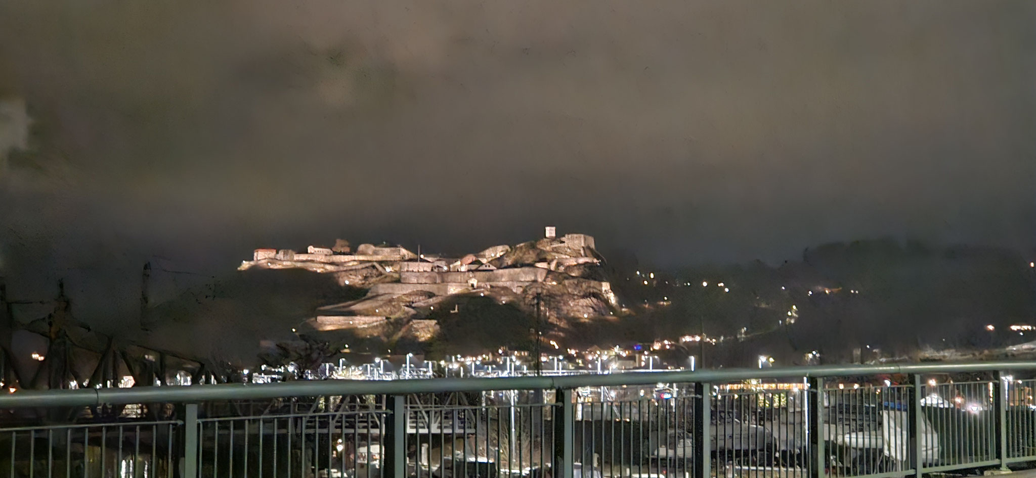 ...mit der Festung im Hintergrund