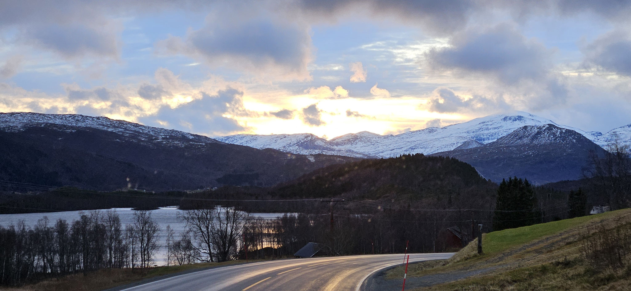 Die Sonne guckt ein bisschen über die Berge