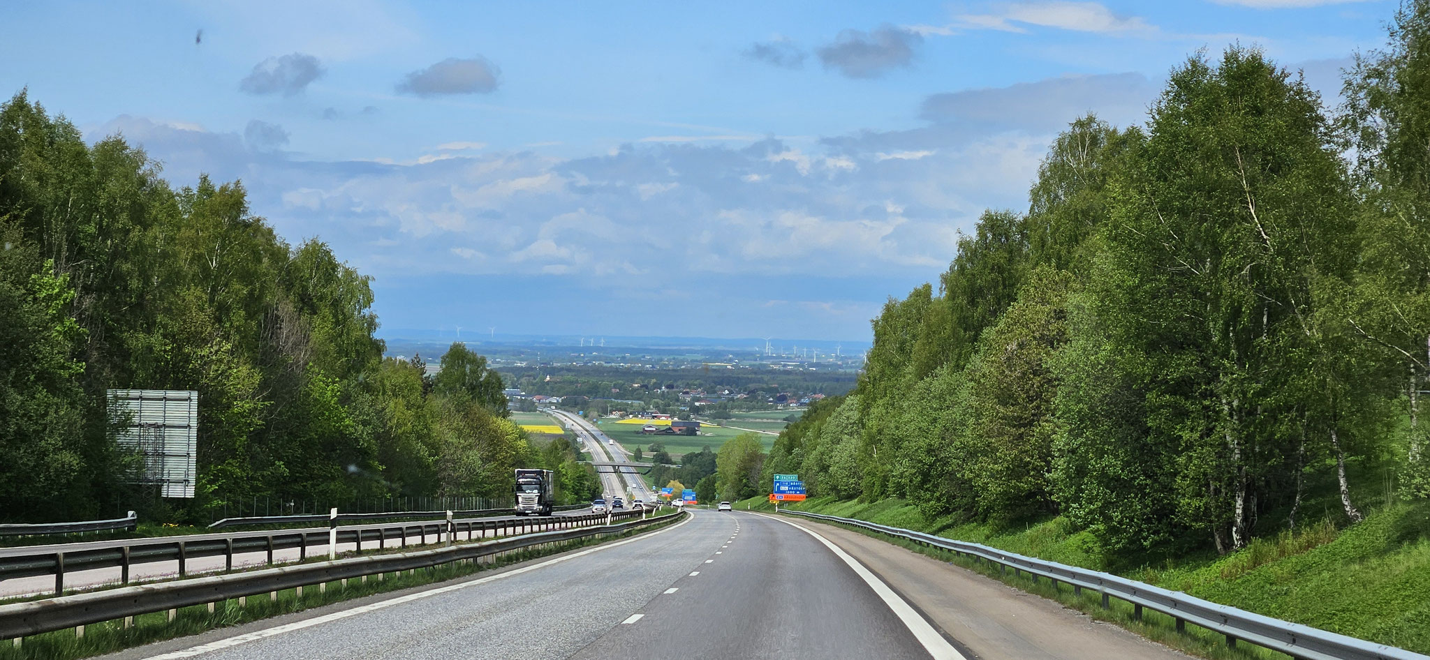 Blauer Himmel und Sonnenschein