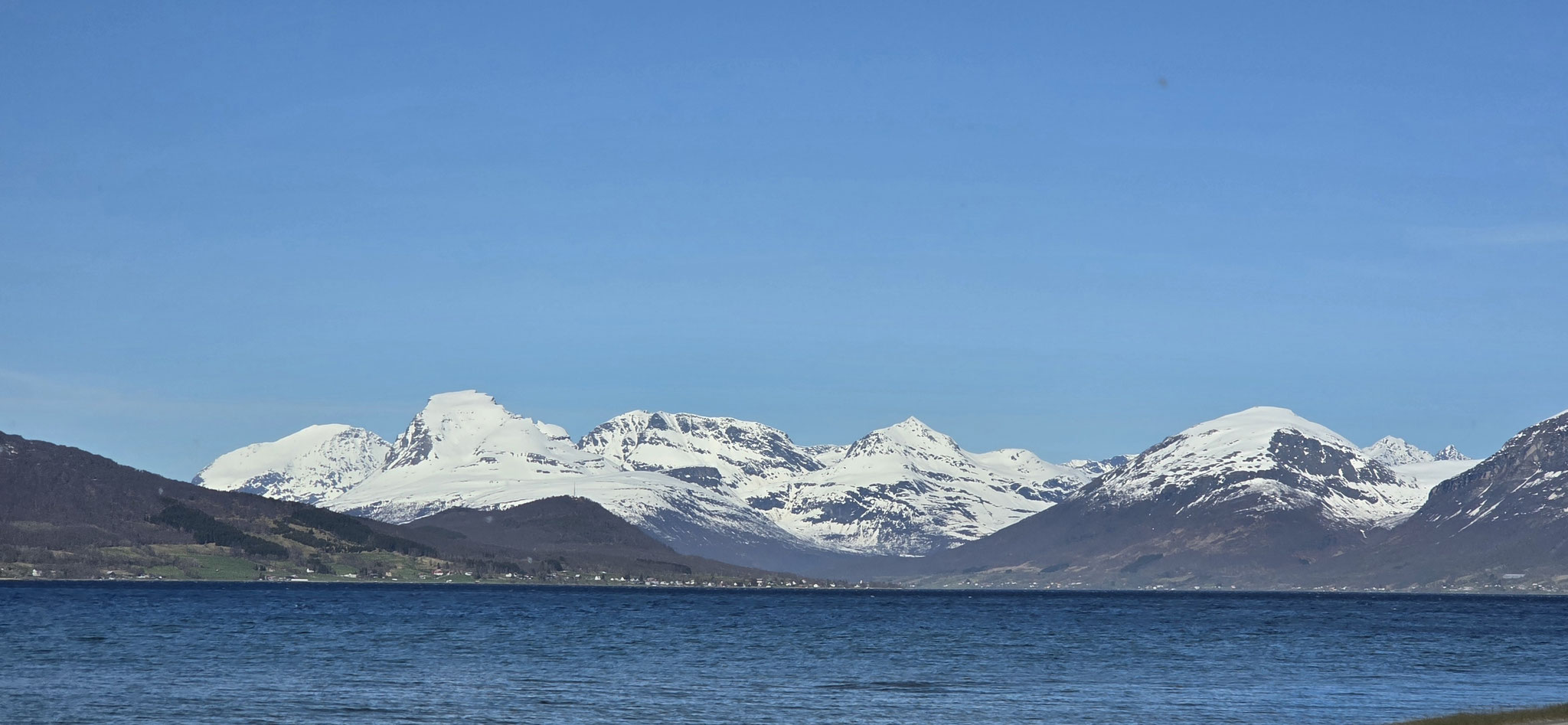 ...blaue Fjorde und rote Häuse
