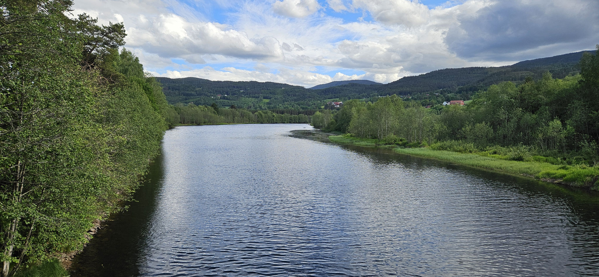 ...zum naheliegenden Fluss...