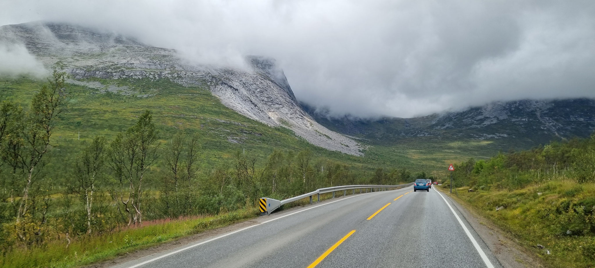 Machen wir Abstand - zum Glück sind wir kein Norge-Truck mit Super-Beleuchtung