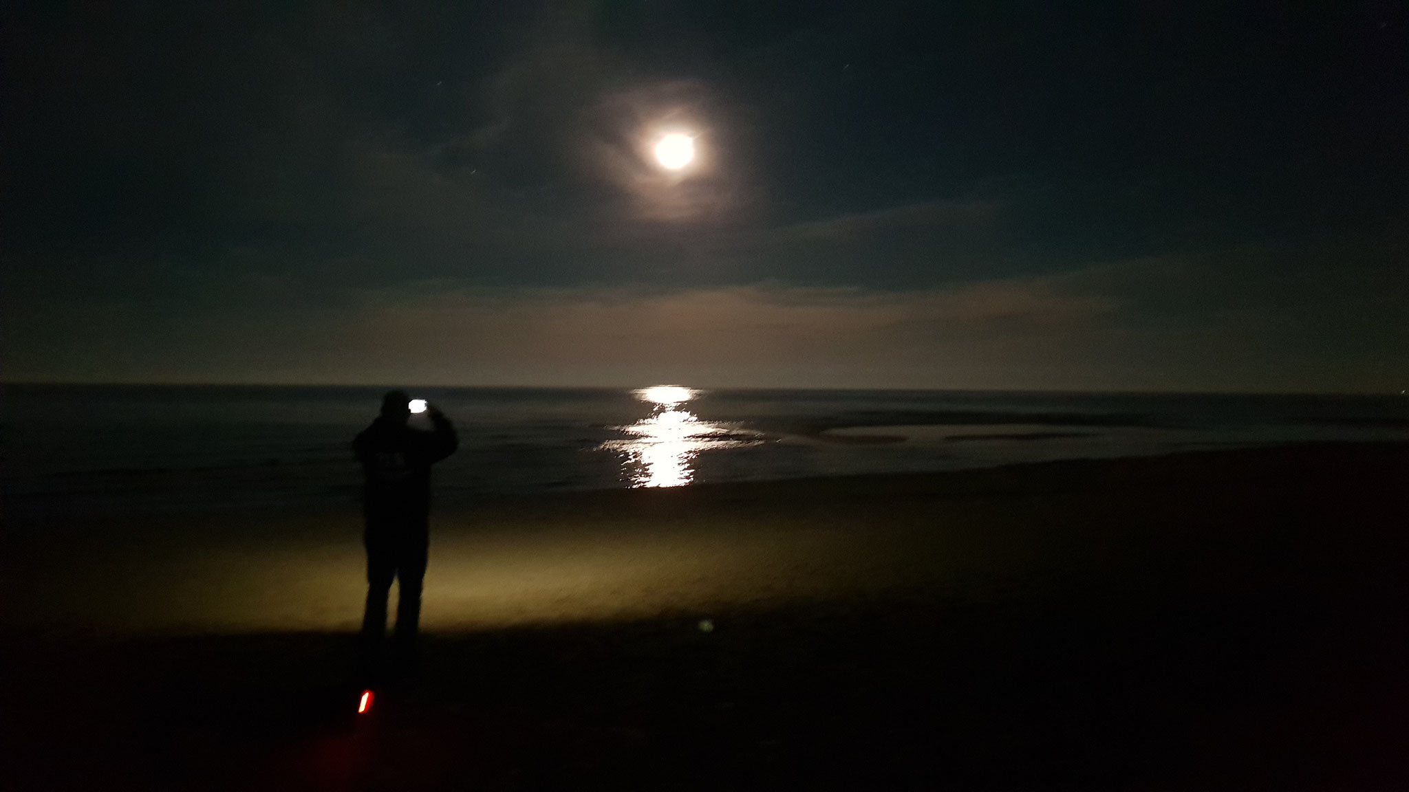 Der Vollmond über dem Meer