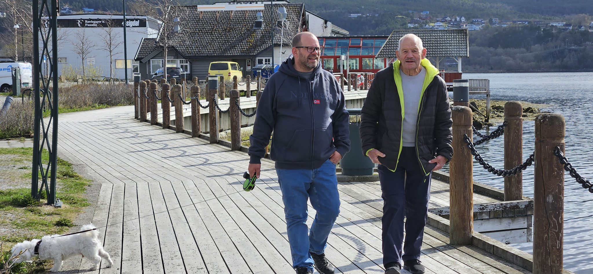 Die Herren Züger geniessen den Spaziergang