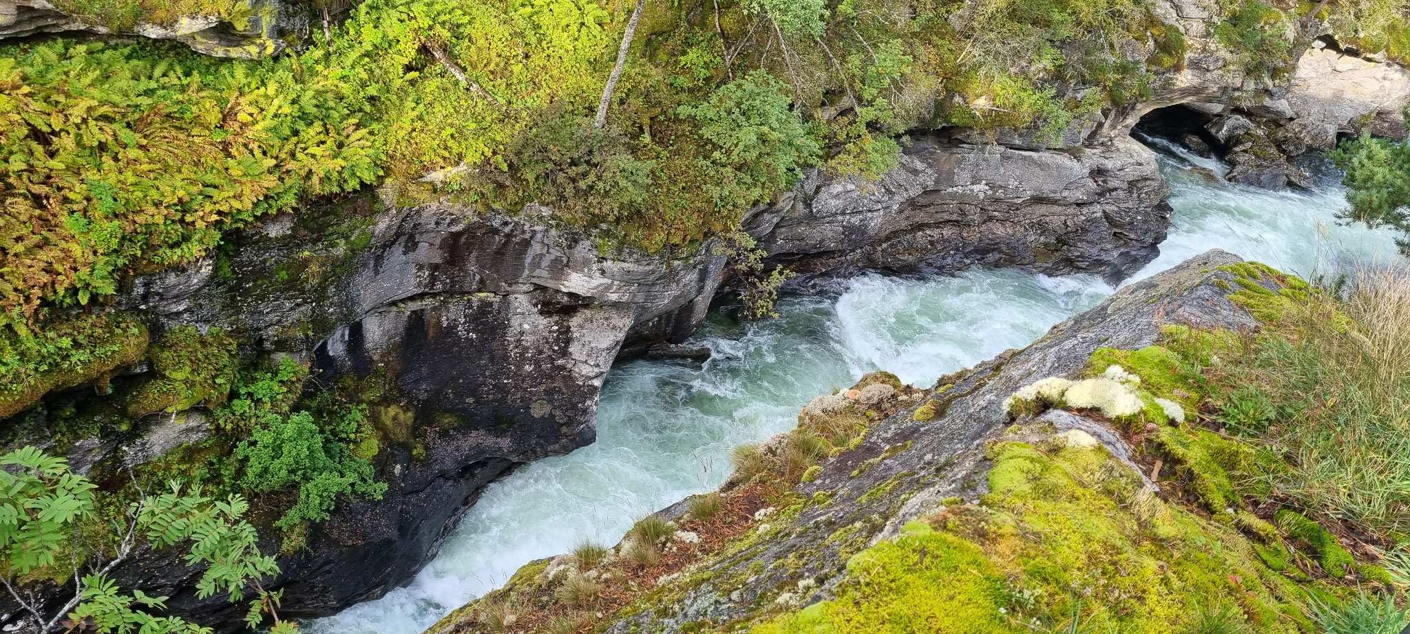 Tief hat sich das Wasser einen Weg gebahnt