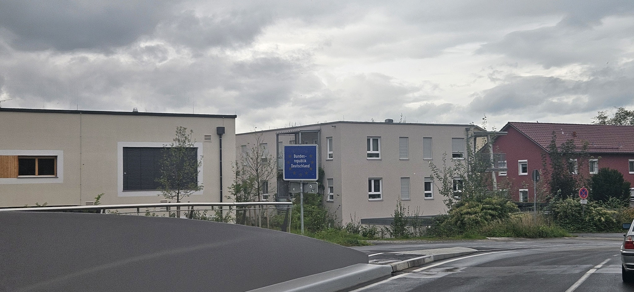 ...stehen wir an der Grenze nach Deutschland...