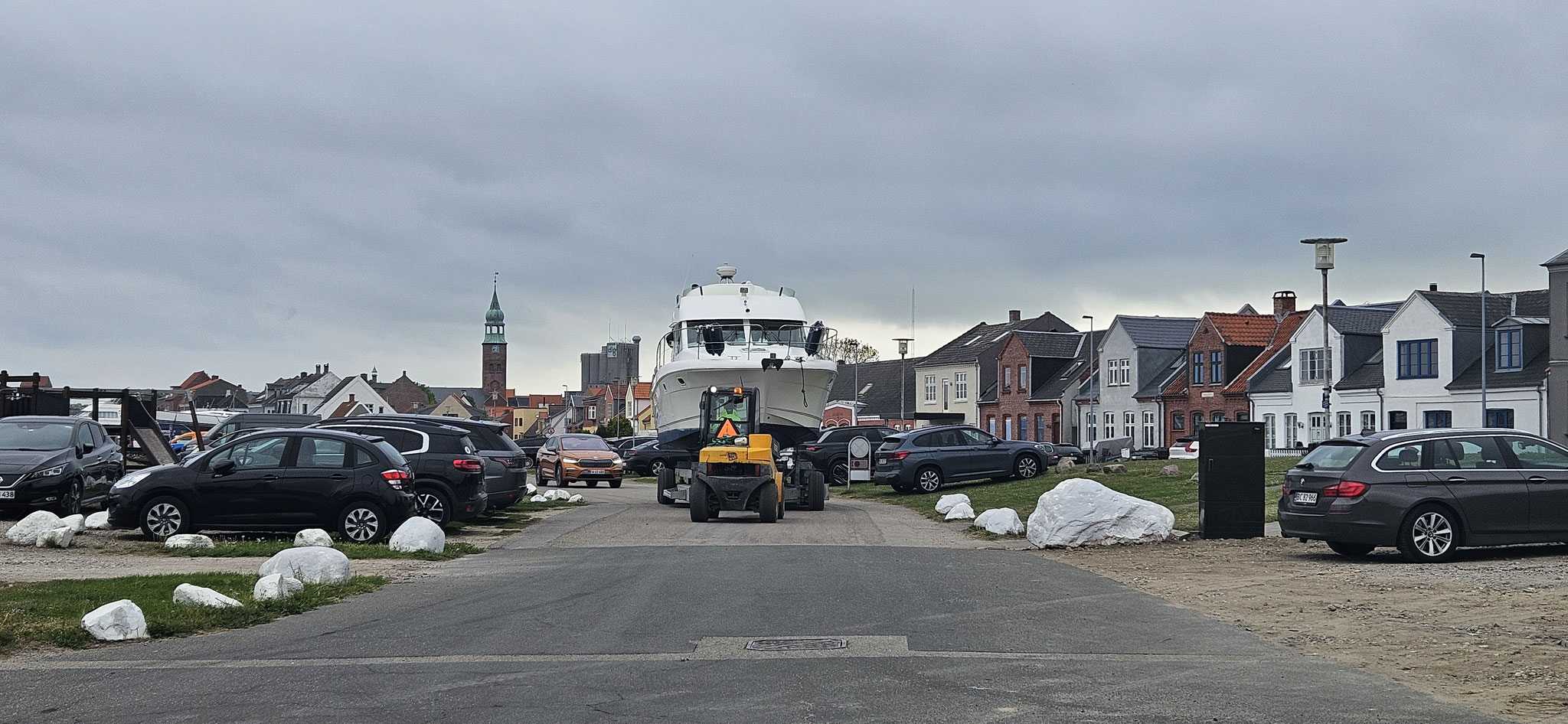 Schon wird das nächste Schiff geholt...